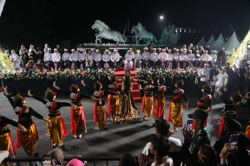 Penampilan tarian tradisional dalam rangkaian puncak Festival Budaya Hari Jadi Purwakarta ke-195 dan Kabupaten ke-58 bertema 