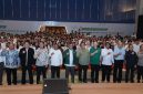 Menteri Ketenagakerjaan (Menaker) Yassierli foto bersama jajaran pimpinan Tanoto Foundation dan 242 mahasiswa penerima beasiswa dalam acara Tanoto Scholars Gathering (TSG) 2026 yang digelar di RGE Exhibition Center, Pelalawan, Riau, Rabu (22/7/2026) malam. Foto: Ist.