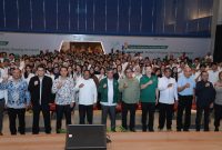 Menteri Ketenagakerjaan (Menaker) Yassierli foto bersama jajaran pimpinan Tanoto Foundation dan 242 mahasiswa penerima beasiswa dalam acara Tanoto Scholars Gathering (TSG) 2026 yang digelar di RGE Exhibition Center, Pelalawan, Riau, Rabu (22/7/2026) malam. Foto: Ist.
