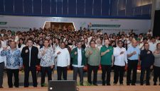 Menteri Ketenagakerjaan (Menaker) Yassierli foto bersama jajaran pimpinan Tanoto Foundation dan 242 mahasiswa penerima beasiswa dalam acara Tanoto Scholars Gathering (TSG) 2026 yang digelar di RGE Exhibition Center, Pelalawan, Riau, Rabu (22/7/2026) malam. Foto: Ist.