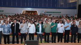Menteri Ketenagakerjaan (Menaker) Yassierli foto bersama jajaran pimpinan Tanoto Foundation dan 242 mahasiswa penerima beasiswa dalam acara Tanoto Scholars Gathering (TSG) 2026 yang digelar di RGE Exhibition Center, Pelalawan, Riau, Rabu (22/7/2026) malam. Foto: Ist.