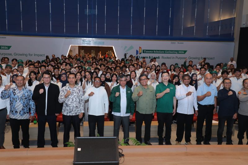 Menteri Ketenagakerjaan (Menaker) Yassierli foto bersama jajaran pimpinan Tanoto Foundation dan 242 mahasiswa penerima beasiswa dalam acara Tanoto Scholars Gathering (TSG) 2026 yang digelar di RGE Exhibition Center, Pelalawan, Riau, Rabu (22/7/2026) malam. Foto: Ist.