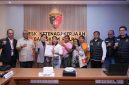 Suasana usai penandatanganan kesepakatan bersama antara PT Amos Indah Indonesia dan eks pekerja di Gedung Desk Ketenagakerjaan Bareskrim Polri, Jakarta, Kamis (23/7/2026). Sinergi Kemnaker dan Polri berhasil menuntaskan perselisihan PHK 134 pekerja dengan total pesangon mencapai Rp12,7 miliar. Foto: Ist.