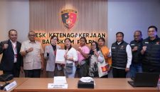 Suasana usai penandatanganan kesepakatan bersama antara PT Amos Indah Indonesia dan eks pekerja di Gedung Desk Ketenagakerjaan Bareskrim Polri, Jakarta, Kamis (23/7/2026). Sinergi Kemnaker dan Polri berhasil menuntaskan perselisihan PHK 134 pekerja dengan total pesangon mencapai Rp12,7 miliar. Foto: Ist.