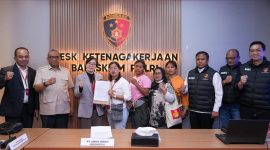 Suasana usai penandatanganan kesepakatan bersama antara PT Amos Indah Indonesia dan eks pekerja di Gedung Desk Ketenagakerjaan Bareskrim Polri, Jakarta, Kamis (23/7/2026). Sinergi Kemnaker dan Polri berhasil menuntaskan perselisihan PHK 134 pekerja dengan total pesangon mencapai Rp12,7 miliar. Foto: Ist.