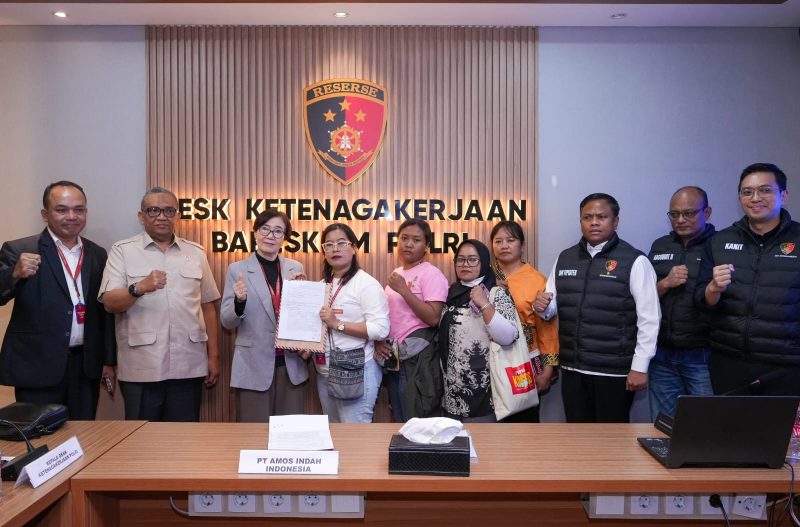 Suasana usai penandatanganan kesepakatan bersama antara PT Amos Indah Indonesia dan eks pekerja di Gedung Desk Ketenagakerjaan Bareskrim Polri, Jakarta, Kamis (23/7/2026). Sinergi Kemnaker dan Polri berhasil menuntaskan perselisihan PHK 134 pekerja dengan total pesangon mencapai Rp12,7 miliar. Foto: Ist.