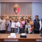 Suasana usai penandatanganan kesepakatan bersama antara PT Amos Indah Indonesia dan eks pekerja di Gedung Desk Ketenagakerjaan Bareskrim Polri, Jakarta, Kamis (23/7/2026). Sinergi Kemnaker dan Polri berhasil menuntaskan perselisihan PHK 134 pekerja dengan total pesangon mencapai Rp12,7 miliar. Foto: Ist.
