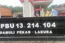 Area depan SPBU 13.214.104 Damuli Pekan, Labuhanbatu Utara. Pengisian BBM jenis solar bersubsidi di SPBU ini menuai sorotan lantaran diduga melayani kendaraan bertangki modifikasi dalam jumlah besar. Foto: GS