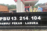 Area depan SPBU 13.214.104 Damuli Pekan, Labuhanbatu Utara. Pengisian BBM jenis solar bersubsidi di SPBU ini menuai sorotan lantaran diduga melayani kendaraan bertangki modifikasi dalam jumlah besar. Foto: GS