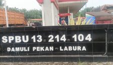 Area depan SPBU 13.214.104 Damuli Pekan, Labuhanbatu Utara. Pengisian BBM jenis solar bersubsidi di SPBU ini menuai sorotan lantaran diduga melayani kendaraan bertangki modifikasi dalam jumlah besar. Foto: GS