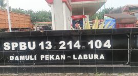 Area depan SPBU 13.214.104 Damuli Pekan, Labuhanbatu Utara. Pengisian BBM jenis solar bersubsidi di SPBU ini menuai sorotan lantaran diduga melayani kendaraan bertangki modifikasi dalam jumlah besar. Foto: GS