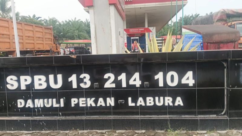 Area depan SPBU 13.214.104 Damuli Pekan, Labuhanbatu Utara. Pengisian BBM jenis solar bersubsidi di SPBU ini menuai sorotan lantaran diduga melayani kendaraan bertangki modifikasi dalam jumlah besar. Foto: GS