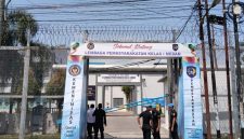 Foto: Pintu gerbang Lembaga Pemasyarakatan (Lapas) Kelas I Medan. Sorotan publik terkait isu peredaran narkotika memicu desakan evaluasi pengawasan dan pengamanan di lingkungan lapas tersebut.