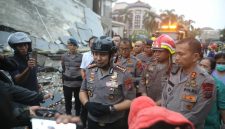 Foto: Kapolrestabes Medan saat meninjau Ledakan di Perumahaan Elit di Polonia.