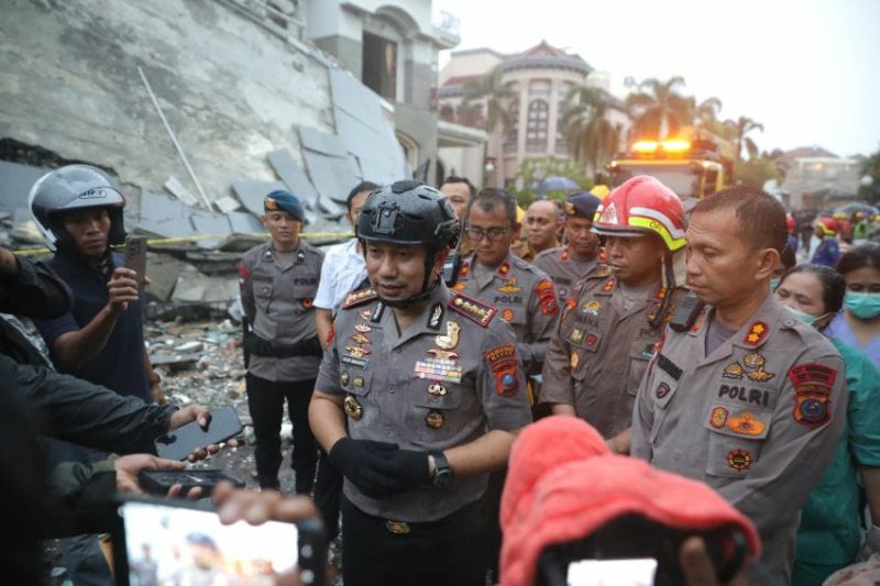 Foto: Kapolrestabes Medan saat meninjau Ledakan di Perumahaan Elit di Polonia.