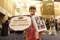 Caroline Cicilia Nababan, siswi SD Negeri 18 Rantau Selatan, Labuhanbatu, memperlihatkan medali emas dan penghargaan Top Score Grade A - Mathematics yang diraihnya dalam ajang ASMC Global Round 2026 di Kuala Lumpur, Malaysia. Foto: IAS.