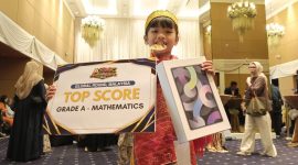 Caroline Cicilia Nababan, siswi SD Negeri 18 Rantau Selatan, Labuhanbatu, memperlihatkan medali emas dan penghargaan Top Score Grade A - Mathematics yang diraihnya dalam ajang ASMC Global Round 2026 di Kuala Lumpur, Malaysia. Foto: IAS.