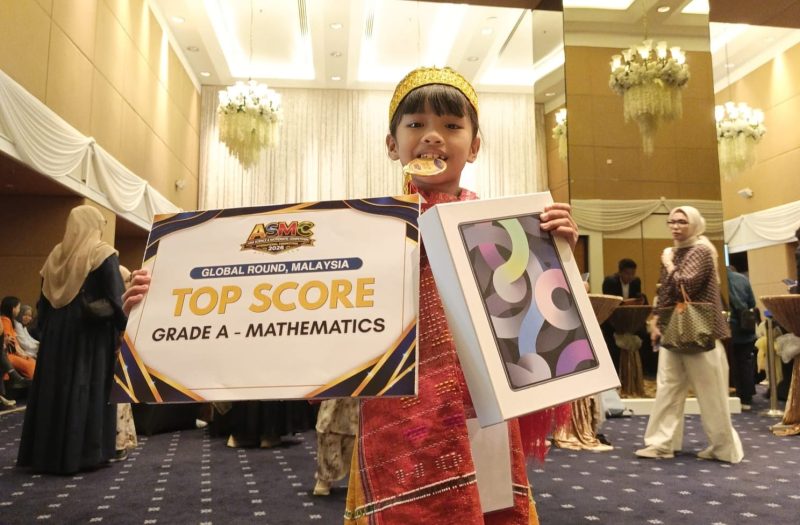 Caroline Cicilia Nababan, siswi SD Negeri 18 Rantau Selatan, Labuhanbatu, memperlihatkan medali emas dan penghargaan Top Score Grade A - Mathematics yang diraihnya dalam ajang ASMC Global Round 2026 di Kuala Lumpur, Malaysia. Foto: IAS.