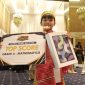 Caroline Cicilia Nababan, siswi SD Negeri 18 Rantau Selatan, Labuhanbatu, memperlihatkan medali emas dan penghargaan Top Score Grade A - Mathematics yang diraihnya dalam ajang ASMC Global Round 2026 di Kuala Lumpur, Malaysia. Foto: IAS.