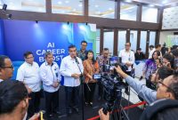 Menteri Ketenagakerjaan Yassierli memberikan keterangan pers saat membuka acara AI Career Boost Day 2026 di Jakarta, Selasa (28/7/2026), dalam rangka sinergi Kemnaker bersama GreatNusa, BINUS University, dan Microsoft Indonesia untuk memperkuat kompetensi kecerdasan buatan bagi tenaga kerja Indonesia. Foto: Ist.