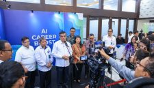 Menteri Ketenagakerjaan Yassierli memberikan keterangan pers saat membuka acara AI Career Boost Day 2026 di Jakarta, Selasa (28/7/2026), dalam rangka sinergi Kemnaker bersama GreatNusa, BINUS University, dan Microsoft Indonesia untuk memperkuat kompetensi kecerdasan buatan bagi tenaga kerja Indonesia. Foto: Ist.