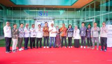 Wakil Menteri Ketenagakerjaan Afriansyah Noor bersama jajaran pemerintah daerah dan manajemen PT Sheonary Javanesia INC berfoto bersama usai meninjau fasilitas perusahaan di Temanggung, Jawa Tengah, Rabu (29/7/2026), guna menekankan penyerapan tenaga kerja lokal dan dunia kerja yang inklusif. Foto: Ist.