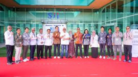 Wakil Menteri Ketenagakerjaan Afriansyah Noor bersama jajaran pemerintah daerah dan manajemen PT Sheonary Javanesia INC berfoto bersama usai meninjau fasilitas perusahaan di Temanggung, Jawa Tengah, Rabu (29/7/2026), guna menekankan penyerapan tenaga kerja lokal dan dunia kerja yang inklusif. Foto: Ist.