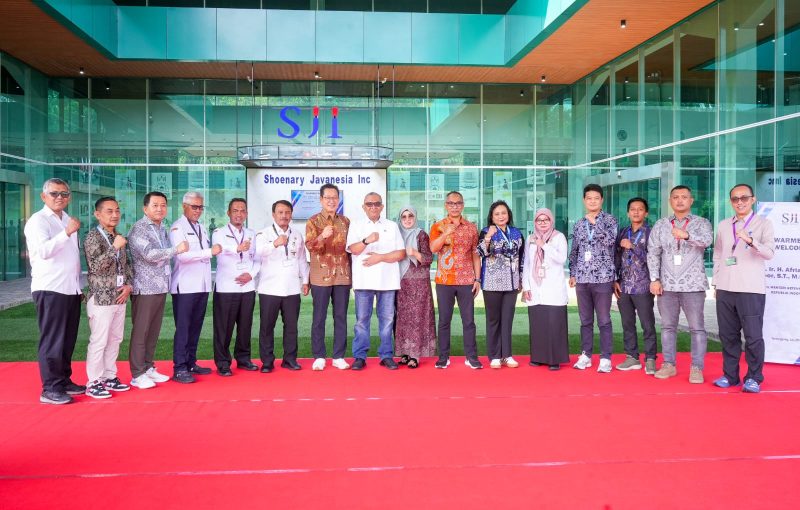 Wakil Menteri Ketenagakerjaan Afriansyah Noor bersama jajaran pemerintah daerah dan manajemen PT Sheonary Javanesia INC berfoto bersama usai meninjau fasilitas perusahaan di Temanggung, Jawa Tengah, Rabu (29/7/2026), guna menekankan penyerapan tenaga kerja lokal dan dunia kerja yang inklusif. Foto: Ist.