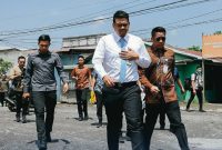 Foto: Gubernur Sumatera Utara Bobby Nasution didampingi Kepala Dinas Bina Marga dan Bina Konstruksi (BMBKCK) Sumut, Chandra Dalimunthe meninjau langsung kondisi kerusakan Jalan Helvetia Pasar 7, Kabupaten Deli Serdang, Kamis (30/7/2026), untuk memastikan perbaikan jalan dan drainase segera dimulai Agustus 2026.