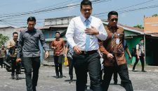 Foto: Gubernur Sumatera Utara Bobby Nasution didampingi Kepala Dinas Bina Marga dan Bina Konstruksi (BMBKCK) Sumut, Chandra Dalimunthe meninjau langsung kondisi kerusakan Jalan Helvetia Pasar 7, Kabupaten Deli Serdang, Kamis (30/7/2026), untuk memastikan perbaikan jalan dan drainase segera dimulai Agustus 2026.