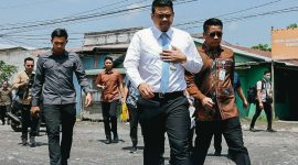 Foto: Gubernur Sumatera Utara Bobby Nasution didampingi Kepala Dinas Bina Marga dan Bina Konstruksi (BMBKCK) Sumut, Chandra Dalimunthe meninjau langsung kondisi kerusakan Jalan Helvetia Pasar 7, Kabupaten Deli Serdang, Kamis (30/7/2026), untuk memastikan perbaikan jalan dan drainase segera dimulai Agustus 2026. 