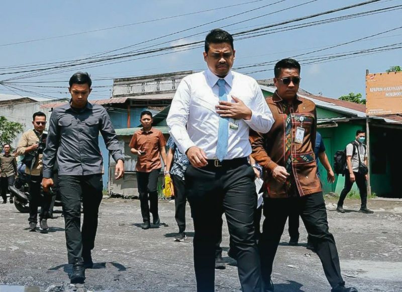 Foto: Gubernur Sumatera Utara Bobby Nasution didampingi Kepala Dinas Bina Marga dan Bina Konstruksi (BMBKCK) Sumut, Chandra Dalimunthe meninjau langsung kondisi kerusakan Jalan Helvetia Pasar 7, Kabupaten Deli Serdang, Kamis (30/7/2026), untuk memastikan perbaikan jalan dan drainase segera dimulai Agustus 2026. 