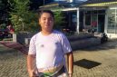 Foto: Muhammad Syam Ahza Tarigan menunjukkan bola besi (bosing) Petanque saat berlatih intensif untuk persiapan memperkuat Kontingen Kota Medan pada Porprovsu 2026.