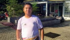 Foto: Muhammad Syam Ahza Tarigan menunjukkan bola besi (bosing) Petanque saat berlatih intensif untuk persiapan memperkuat Kontingen Kota Medan pada Porprovsu 2026.