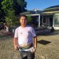 Foto: Muhammad Syam Ahza Tarigan menunjukkan bola besi (bosing) Petanque saat berlatih intensif untuk persiapan memperkuat Kontingen Kota Medan pada Porprovsu 2026.