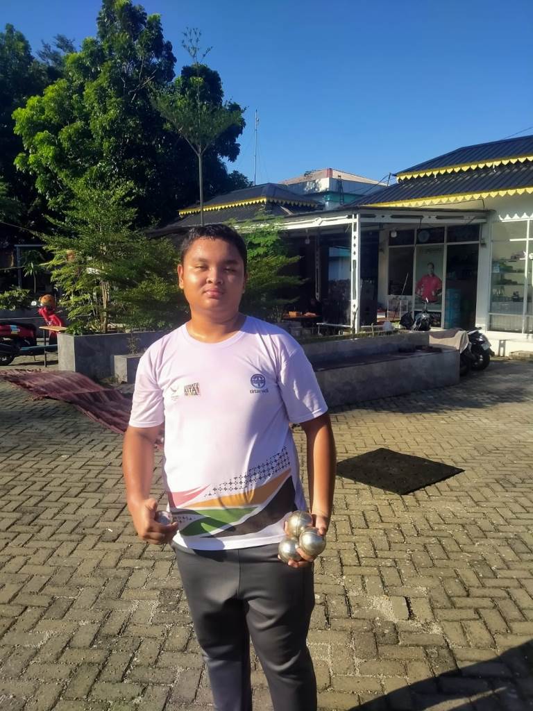 Foto: Muhammad Syam Ahza Tarigan menunjukkan bola besi (bosing) Petanque saat berlatih intensif untuk persiapan memperkuat Kontingen Kota Medan pada Porprovsu 2026.