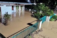Kondisi pemukiman warga di Lingkungan Pasar Bawah Serbalawan, Simalungun, terendam air keruh setinggi hingga 3 meter akibat luapan Sungai Sikkam pasca hujan deras, Kamis (30/7/2026) malam, banjir dinilai lebih parah dibanding kejadian tahun 2017. Foto: Ist.
