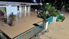 Kondisi pemukiman warga di Lingkungan Pasar Bawah Serbalawan, Simalungun, terendam air keruh setinggi hingga 3 meter akibat luapan Sungai Sikkam pasca hujan deras, Kamis (30/7/2026) malam, banjir dinilai lebih parah dibanding kejadian tahun 2017. Foto: Ist.