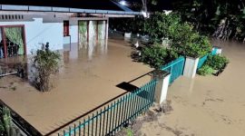 Kondisi pemukiman warga di Lingkungan Pasar Bawah Serbalawan, Simalungun, terendam air keruh setinggi hingga 3 meter akibat luapan Sungai Sikkam pasca hujan deras, Kamis (30/7/2026) malam, banjir dinilai lebih parah dibanding kejadian tahun 2017. Foto: Ist.