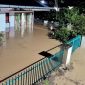 Kondisi pemukiman warga di Lingkungan Pasar Bawah Serbalawan, Simalungun, terendam air keruh setinggi hingga 3 meter akibat luapan Sungai Sikkam pasca hujan deras, Kamis (30/7/2026) malam, banjir dinilai lebih parah dibanding kejadian tahun 2017. Foto: Ist.