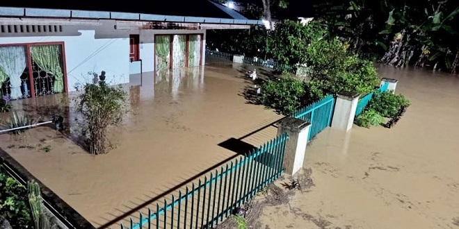 Kondisi pemukiman warga di Lingkungan Pasar Bawah Serbalawan, Simalungun, terendam air keruh setinggi hingga 3 meter akibat luapan Sungai Sikkam pasca hujan deras, Kamis (30/7/2026) malam, banjir dinilai lebih parah dibanding kejadian tahun 2017. Foto: Ist.