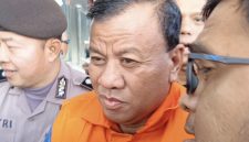 Bupati Kuantan Singingi, Suhardiman Amby, tampak mengenakan rompi oranye khas tahanan KPK saat didampingi petugas kepolisian usai menjalani pemeriksaan di Gedung Merah Putih KPK, Jakarta, Rabu (1/7/2026). Foto: Ist.