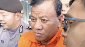 Bupati Kuantan Singingi, Suhardiman Amby, tampak mengenakan rompi oranye khas tahanan KPK saat didampingi petugas kepolisian usai menjalani pemeriksaan di Gedung Merah Putih KPK, Jakarta, Rabu (1/7/2026). Foto: Ist.