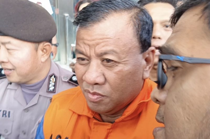 Bupati Kuantan Singingi, Suhardiman Amby, tampak mengenakan rompi oranye khas tahanan KPK saat didampingi petugas kepolisian usai menjalani pemeriksaan di Gedung Merah Putih KPK, Jakarta, Rabu (1/7/2026). Foto: Ist.