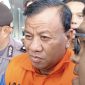 Bupati Kuantan Singingi, Suhardiman Amby, tampak mengenakan rompi oranye khas tahanan KPK saat didampingi petugas kepolisian usai menjalani pemeriksaan di Gedung Merah Putih KPK, Jakarta, Rabu (1/7/2026). Foto: Ist.