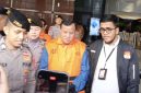 Bupati Kuantan Singingi Suhardiman Amby mengenakan rompi tahanan, didampingi petugas kepolisian dan penyidik KPK.  Foto: Ist.