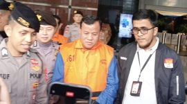 Bupati Kuantan Singingi Suhardiman Amby mengenakan rompi tahanan, didampingi petugas kepolisian dan penyidik KPK.  Foto: Ist.