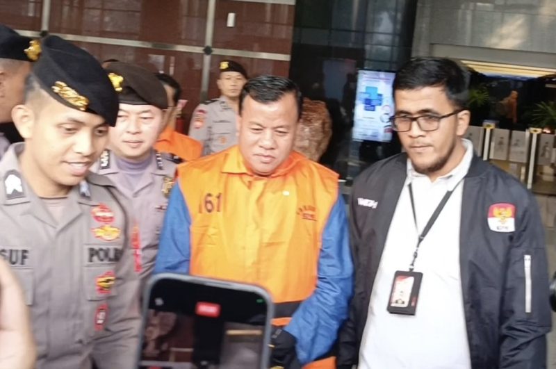 Bupati Kuantan Singingi Suhardiman Amby mengenakan rompi tahanan, didampingi petugas kepolisian dan penyidik KPK.  Foto: Ist.