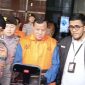 Bupati Kuantan Singingi Suhardiman Amby mengenakan rompi tahanan, didampingi petugas kepolisian dan penyidik KPK.  Foto: Ist.