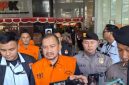 Bupati Pemalang Anom Widiyantoro mengenakan rompi tahanan oranye saat dikeluarkan petugas dari Gedung Merah Putih KPK, Kamis (30/7/2026), resmi ditahan pasca terjaring Operasi Tangkap Tangan dugaan suap proyek dan jabatan. Foto: Ist.